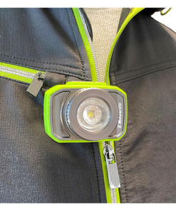 RAINBOW 2 – Stirnlampe an einer Jacke befestigt, Anwendungsbeispiel