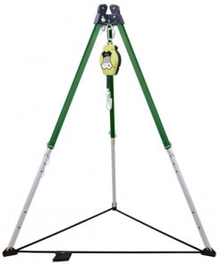 Dreibein FA6010100 mit angebautem Höhensicherungsgerät – Anwendungsbeispiel mit Zubehör